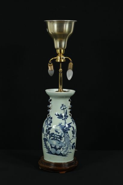 null Chine, circa 1900. Vase céladon avec décor de pivoine et paon. Haut.: 46,5 cm...