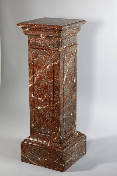 null Pilier ou colonne de forme carrée en marbre rouge des Flandres sculpté. Dimensions:...