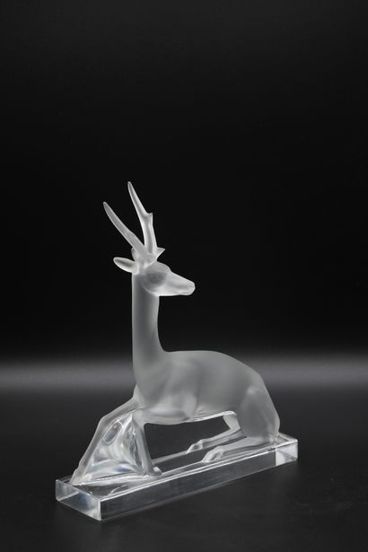 null LALIQUE FRANCE, SCULPTURE, "Cerf

White opalescent moulded glass. Edition of...