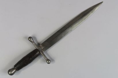 null Small artisanal trench sword. 	Iron frame with two quillons. Curved notched...