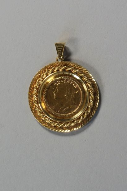 null Medallion in 18K yellow gold with radiating decoration and twisted chain, set...
