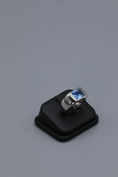null 
White gold ring with aquamarine. Weight : 10,3 g. TDD : 51
