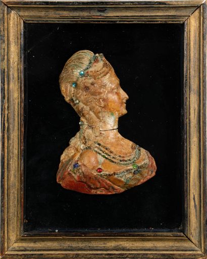 null Buste de la Reine Marie-Antoinette en cire peinte et strass. La reine est représentée

en...