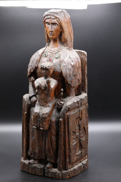 null School of the half XXth century. Virgin in majesty. Sculpture on wood decorated...