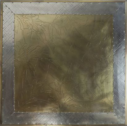 null Rudolfo DUBARRY Petite table basse de forme carrée en laiton doré et métal estampé...