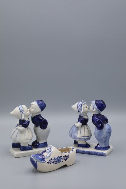 null DELFT, LOT of Three subjects : SABOT and TWO couples of LOVERS, XXth century

Earthenware...