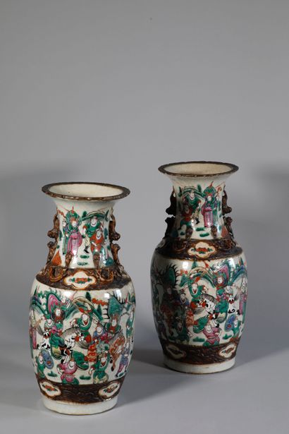 null Chine, Nankin, fin XIXème siècle. Paire de vases en grès partiellement émaillé...