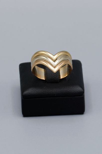 null Three 18K gold ring, with chevron decoration. Weight: 4 g. TDD : 57