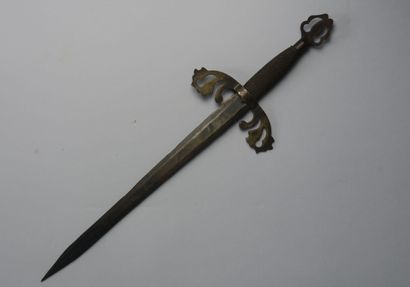 null Epée à une main et demie de style XV eme siècle, fusée en bois recouverte de...