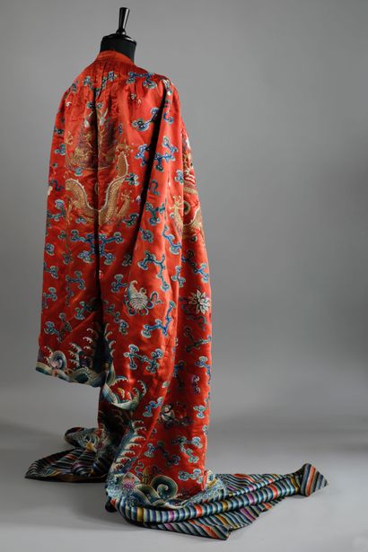  "CHINE, dynastie Qing , XIXème siècle. Manteau de cavalier jifu en soie brodée et...
