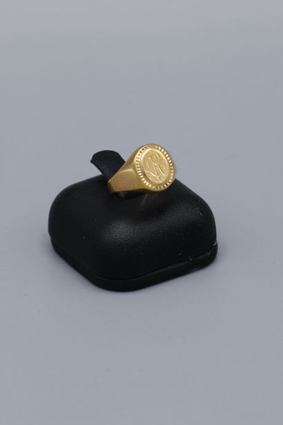 null Lady's ring in 18K yellow gold, monogrammed "LM". Weight: 3.1 g. TDD : 46