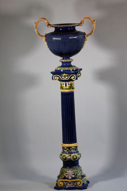 null ENGLISH MAJOLIC, JARDINER VASQUE "CRATERE" on its COLUMN in the Antique style,...