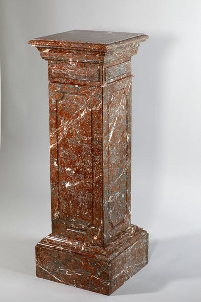 null Pilier ou colonne de forme carrée en marbre rouge des Flandres sculpté. Dimensions:...
