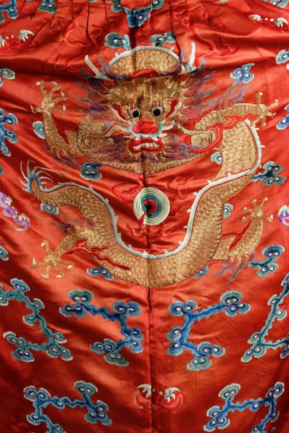 null "CHINE, dynastie Qing , XIXème siècle. Manteau de cavalier jifu en soie brodée...