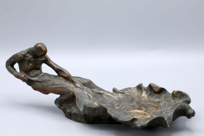 null Omer DIERICKX (1862-1939) Sujet en bronze patiné formant vide poches représentant...