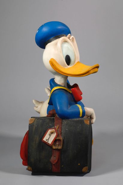 null DISNEY Large resin figurine representing Donald Duck in travel holding a suitcase...
