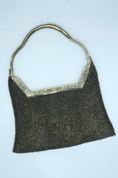 null Silver evening bag with fishnet. Damage to a handle. H: 26 cm. Weight : 312...
