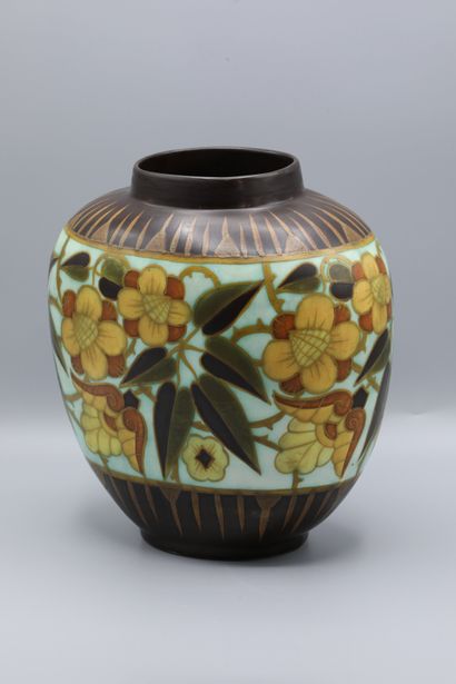 null BOCH, KERAMIS, LA LOUVIERE, VASE BALL, 1934

Stylized floral decoration, turning,...