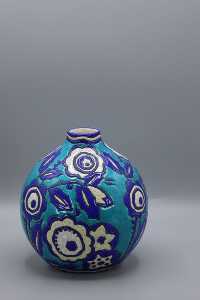 null BOCH, KERAMIS, LA LOUVIERE, VASE BOULE, 1920s

Earthenware decorated with white...