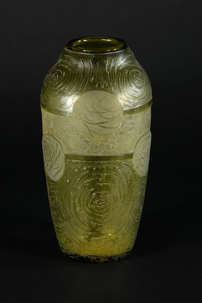 null MONTJOYE Vase en verre épais vert clair dégagé à l'acide à décor de roses stylisées....