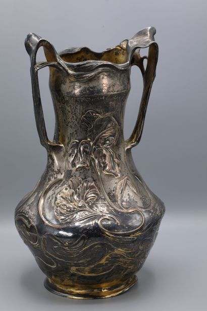 null Julius Robert HANNIG (1866-1931) Vase à deux anses en métal repoussé argenté...