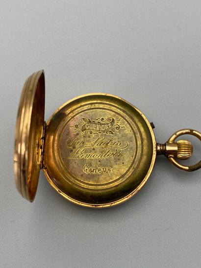 null Yellow gold collar watch with shield decoration on a guilloche background No....