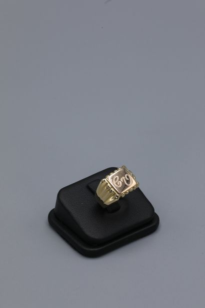 null Yellow gold man's signet ring monogrammed "CV". Weight : 11,3 g. TDD : 51