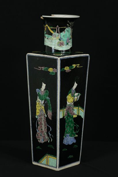 null Chine, époque Kangxi (1661-1722). Grand vase à 4 pans coupés orné de 3 dames...