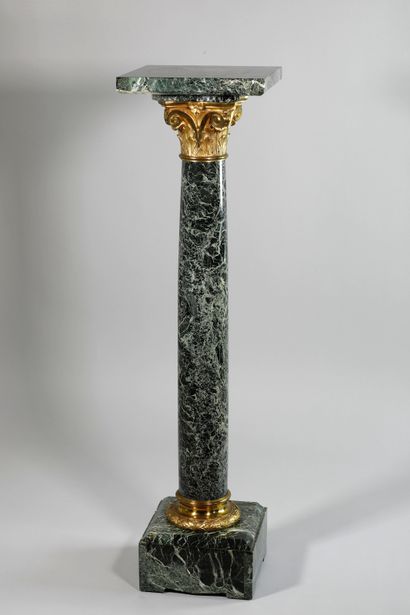 null Sellette ou colonne en marbre vert-de-mer sculpté ornée d'un chapiteau corinthien...