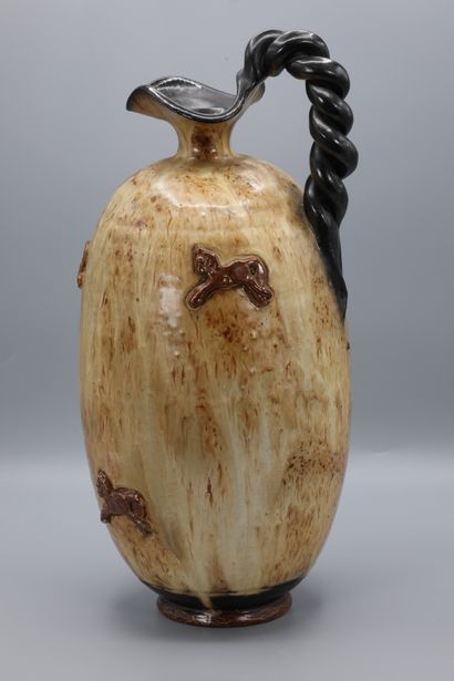 null Roger GUERIN (Jumet 1896-Boufflioux 1954), VASE with twisted handle, 1920s

Stoneware....