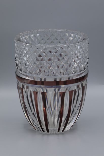 null VAL SAINT LAMBERT. Two-coloured translucent and wine-coloured vase, with decoration...