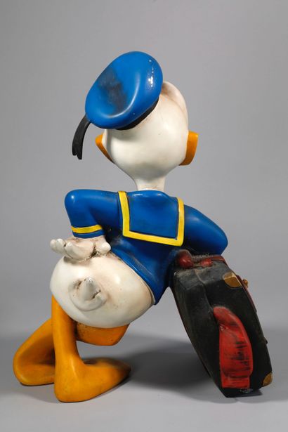 null DISNEY Large resin figurine representing Donald Duck in travel holding a suitcase...