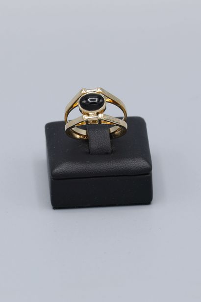 null 14K yellow gold ring, composed of two rings set with two reversible cabochons...