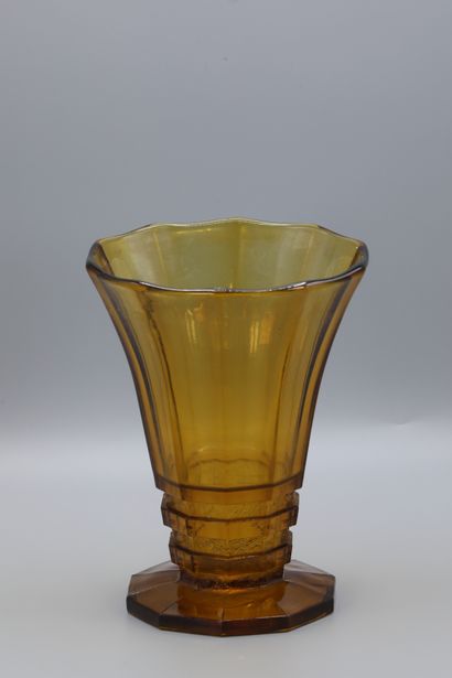null VAL SAINT-LAMBERT, TWO VESSELS, one of which is a PIQUE-FLEURS, 1920s

Amber...