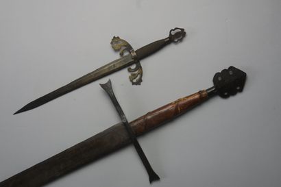 null Epée à une main et demie de style XV eme siècle, fusée en bois recouverte de...