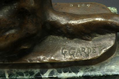null G. GARDET. Chaton à sa toilette. Sculpture en bronze à patine brune, signée...