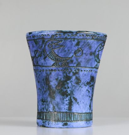 null Jacques BLIN (1920-1995) Vase en terre émaillée bleue et noire à décor incisé...