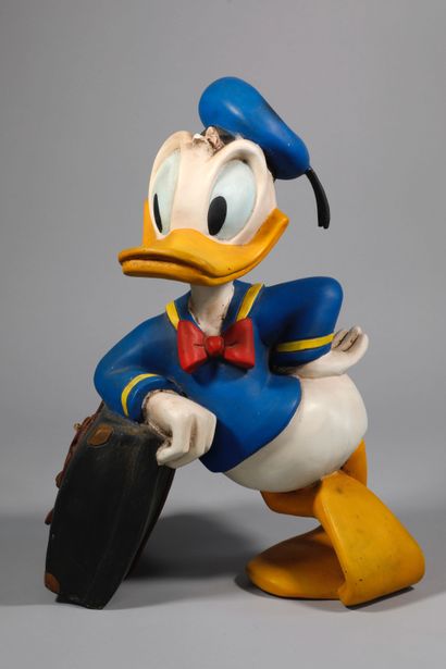 null DISNEY Grande figurine en résine représentant Donald Duck en voyage tenant une...
