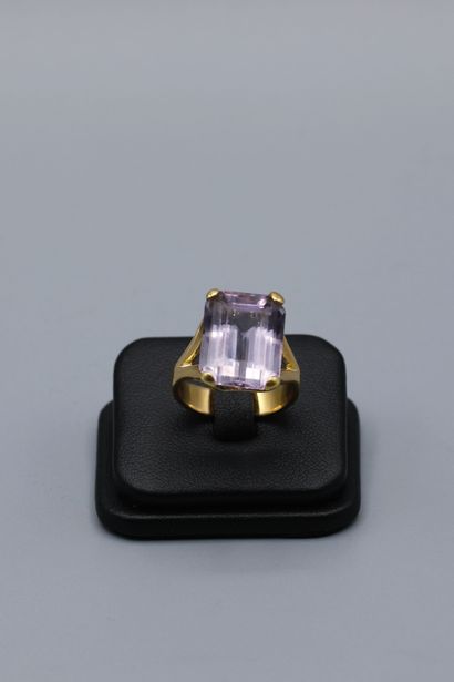 null 18K yellow gold ring set with a violet stone (16 X 13 X 10mm) emerald cut, small...