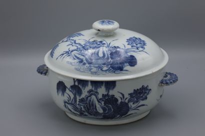 null China, late 19th century. Soup tureen in white-blue enamelled porcelain with...