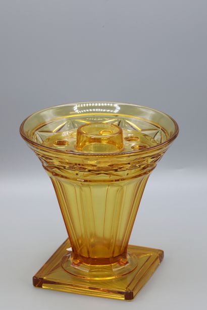 null VAL SAINT-LAMBERT, TWO VESSELS, one of which is a PIQUE-FLEURS, 1920s

Amber...