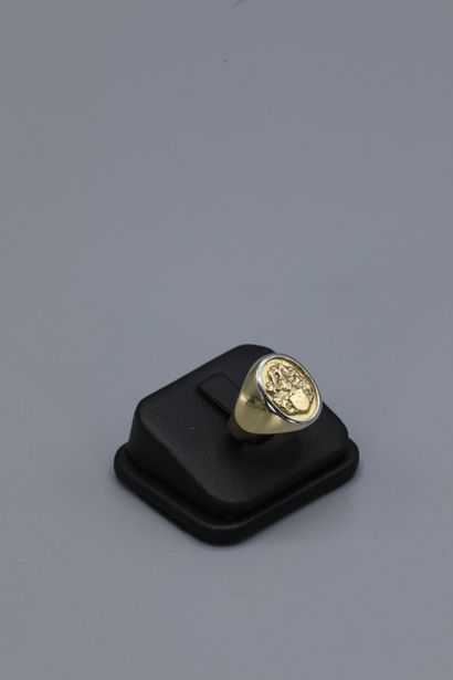 null Lady's ring, in yellow gold with a shield decoration. Weight : 8,5 g. TDD :...