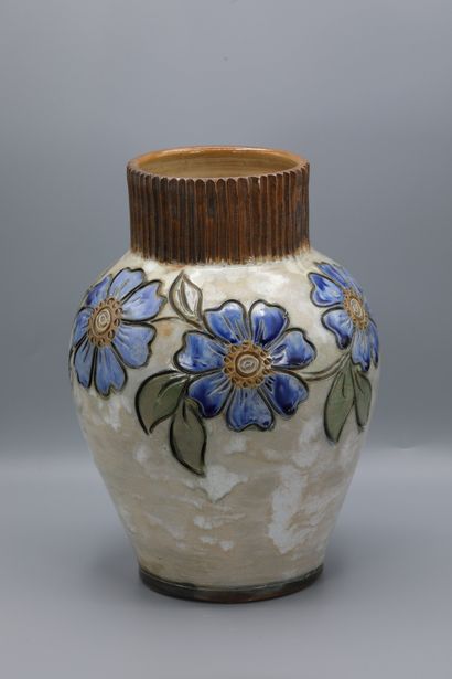 null VASE, 30s-40s

Stoneware. Floral decoration engraved on the shoulder of the...
