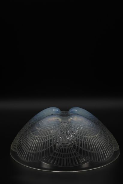 null R. LALIQUE FRANCE, VASQUE CUP, "Coquilles", 1924-1937

Opalescent white moulded...