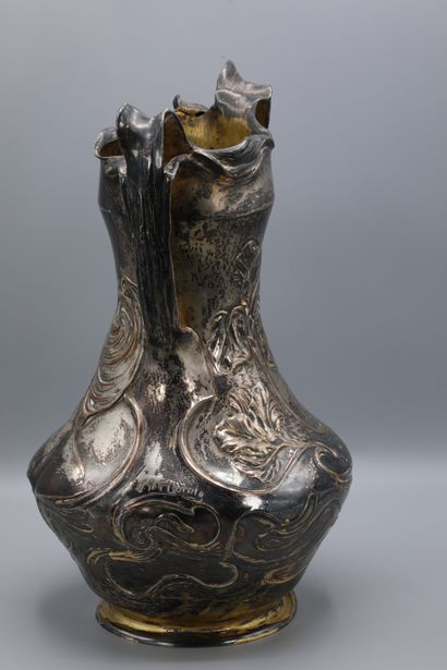 null Julius Robert HANNIG (1866-1931) Vase à deux anses en métal repoussé argenté...