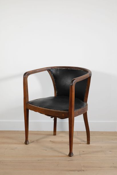 null In the taste of THONET Otto WAGNER (1841-1918) Curved walnut desk chair, back...