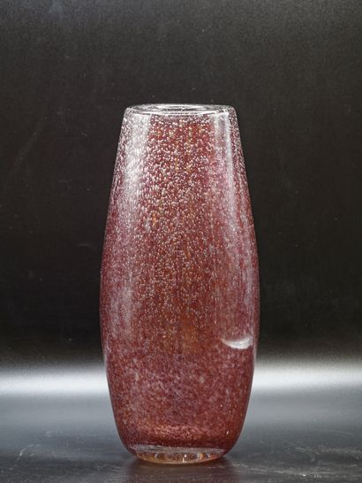 null BIOT. Vase en verre épais bullé coloré rose dans la masse. Dimensions: H: 30...