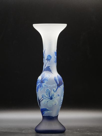 null Vase soliflore en verre à décor dégagé à l'acide floral. Signé "Blanaru" Hauteur...
