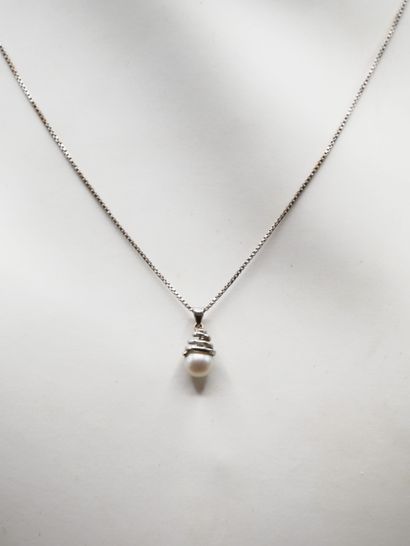 null 
PENDENTIF en or blanc serti d'une perle suspendue à une chaîne à maille carrée...