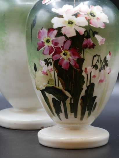 null Paire de vases en verre opalescent à décor floral sur

fond de dégradé vert.

Bon...